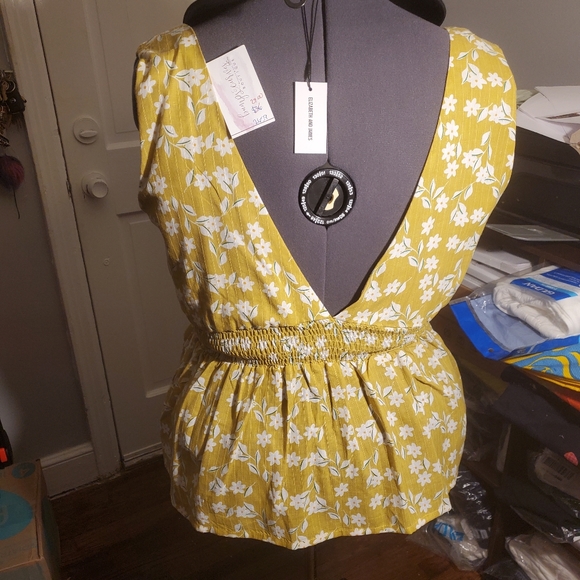 Yellow and white floral print sleeveless 2xl top - Picture 3 of 4